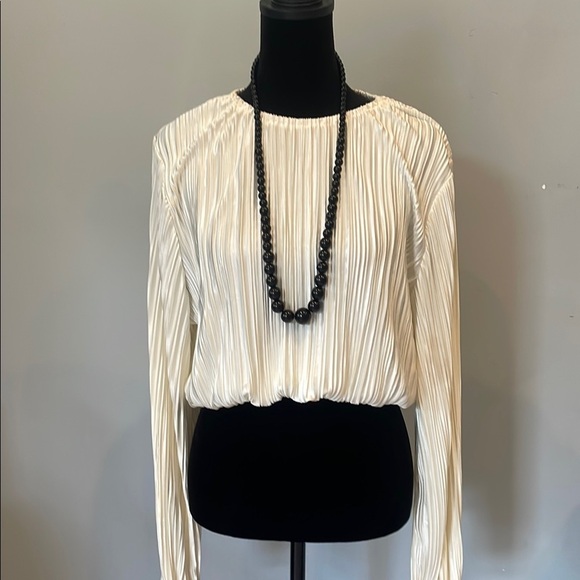 Elegant Cream Pleated Women's Top like new pullover - Picture 1 of 2